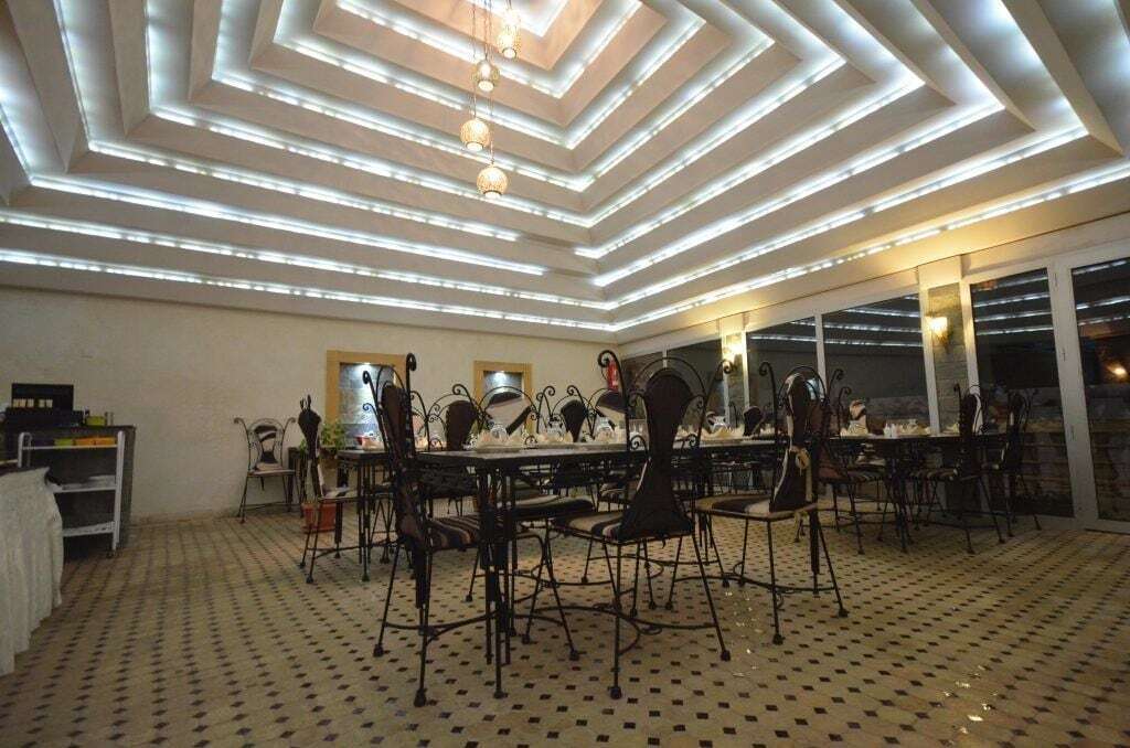 Hotel-Cafe-Restaurant Pyramides, 타자 외부 사진